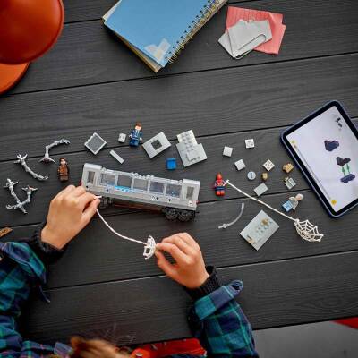 LEGO Marvel Örümcek Adam ile Doktor Oktopus Metro Sahnesi 76321 - 9