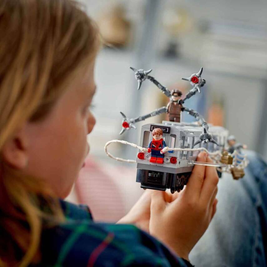 LEGO Marvel Örümcek Adam ile Doktor Oktopus Metro Sahnesi 76321 - 10