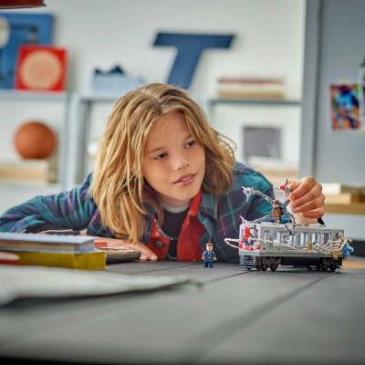 LEGO Marvel Örümcek Adam ile Doktor Oktopus Metro Sahnesi 76321 - 11