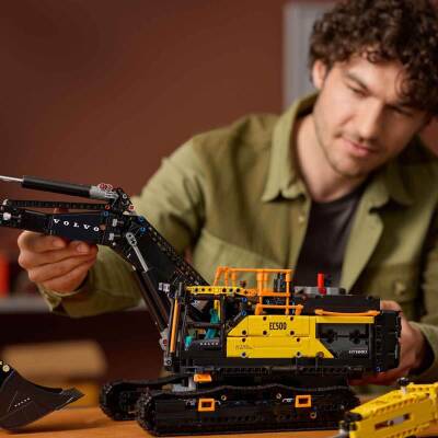 LEGO Technic Volvo EC500 Hybrid Ekskavatör (42215) - 11